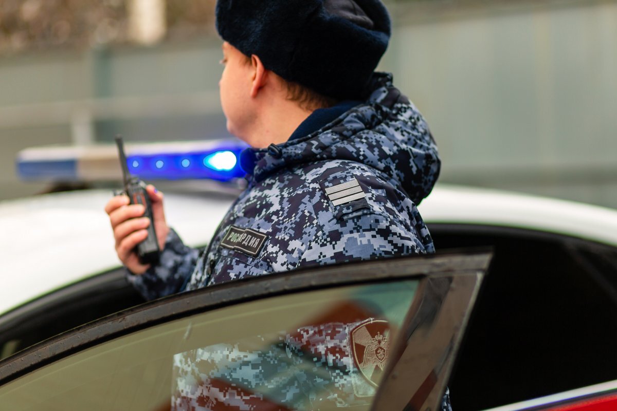    В Краснодаре пьяный мужчина взломал дверь гипермаркета и проник в тамбур