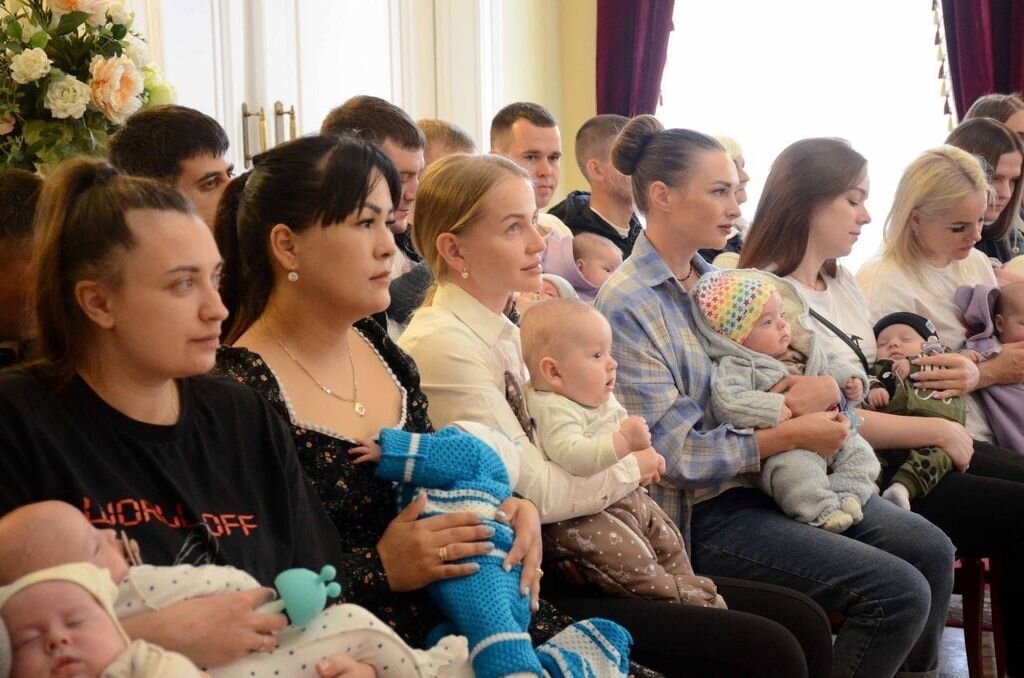    В Оренбурге прошел праздник близнецов. С начала года двойни родились в 29 семьях