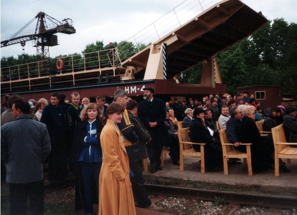 Сухонский речной концерн. Предприятие, в развитие которого мы вложили много сил. Новый наплавной мост готов к отправке в Республику Коми. В синем костюме моя старшая дочь Ольга.