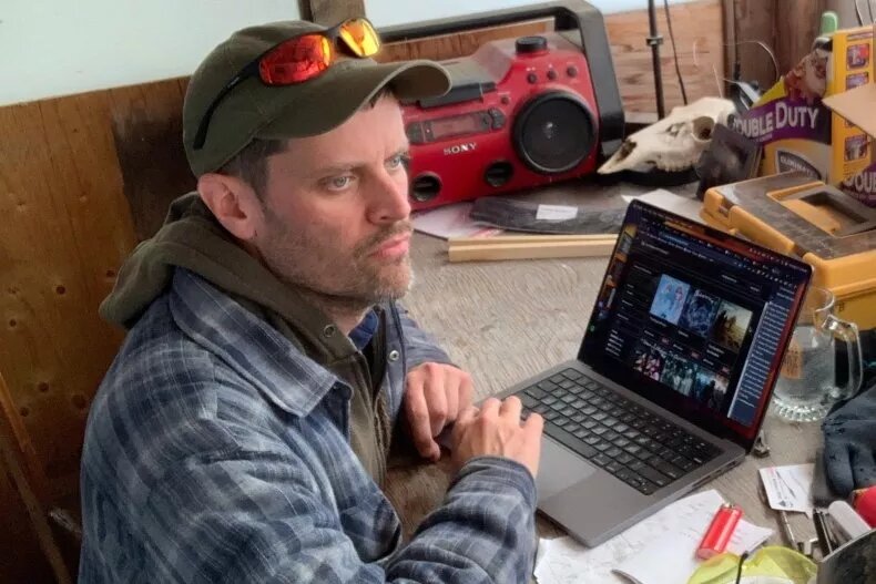    Тим Баучер в процессе создания очередного ИИ-шедевра