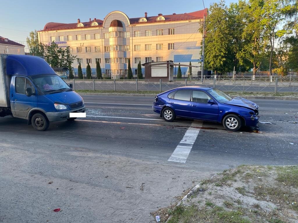 В Брянске пьяный нарушитель-хроник разбил на светофоре легковушку и  «Газель» на Московском проспекте: 2 года ГИБДД наблюдала за его покатушками  без водительских прав | Брянский Ворчун | Дзен