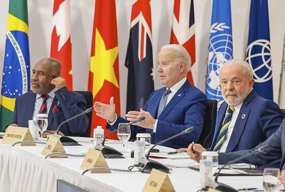    Джо Байден (в центре) на саммите G7 в Японии