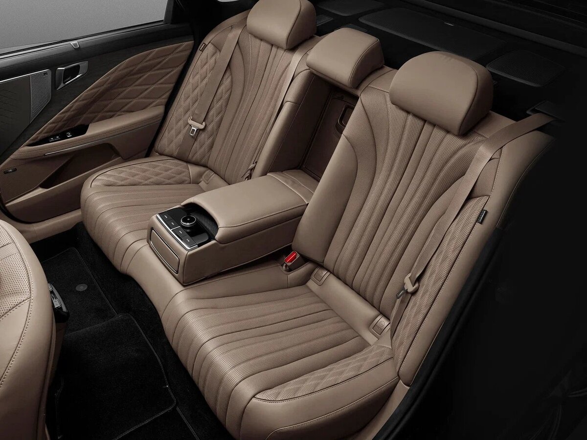     В откидывающийся подлокотник заднего "дивана" встроен пульт управления климат-контролем и мультимедийной системой