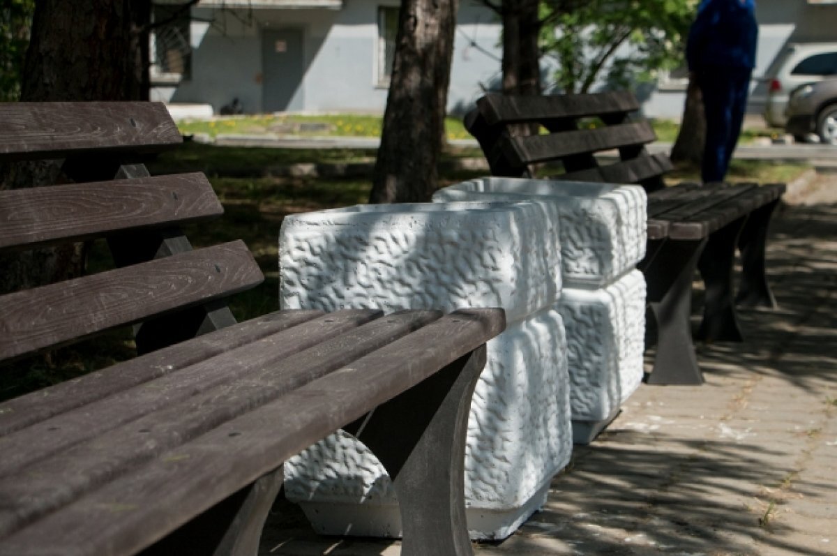    В хабаровском сквере по просьбе пенсионеров установили скамейки