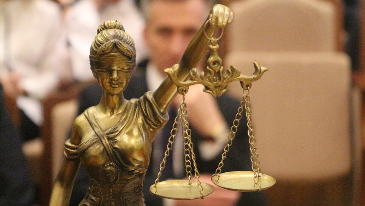     Ситуация в Ростове вряд ли изменится. Скорее всего, напуганные судьи посидят «под камешком» месяца три, а потом продолжится все тоже самое. На места одних придут такие же другие, сообщил RostovGazeta оппозиционный ростовский журналист Игорь Хорошилов.