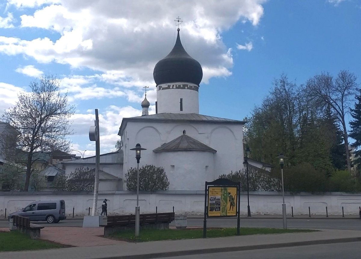   Псковские археологи продолжают изучать храм Михаила и Гавриила Архангелов