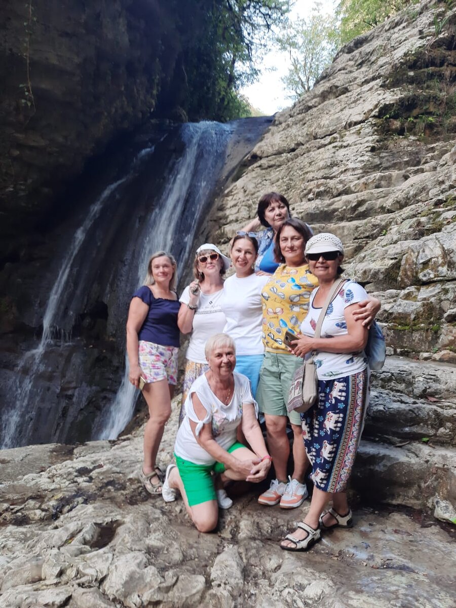Наша компания на Ольгинских водопадах в Абхазии в сентябре 2022 года