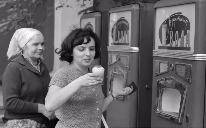 Все, кто жил в Союзе Советских Социалистических Республик, помнят автоматы, в которых продавалась вкуснейшая газировка с сиропом и без.-7