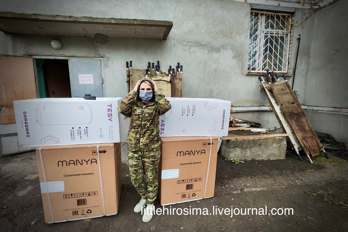 «Молодой парень, чёрная футболка, ч…» — создано в Шедевруме