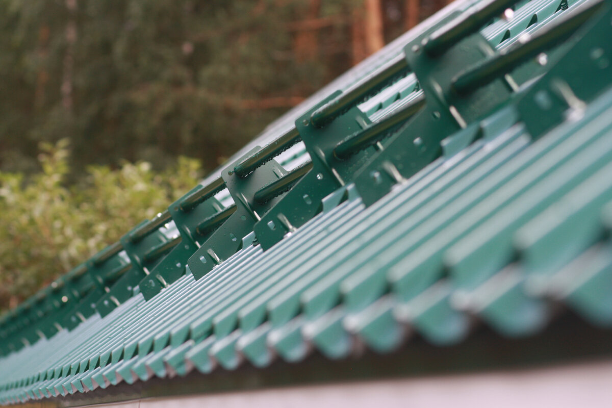 Снегозадержатели на крыше дома, монтаж выполнен компанией Roof-Ex