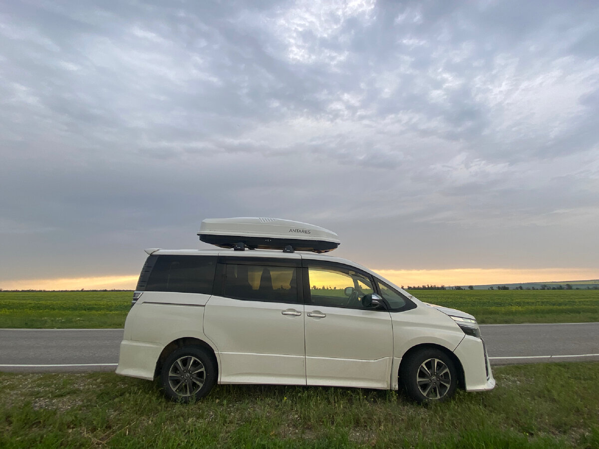 Смотрим закат на трассе между Пятигорском и Элистой. Красивое!