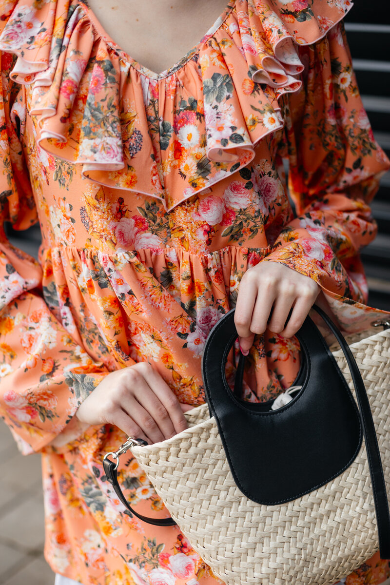 Платье и чокер Ice Veronika (TREND PARK, 5 этаж ТРЦ Galleria Minsk), сумка Zarina (2 этаж ТРЦ Galleria Minsk), очки Mango (2 этаж ТРЦ Galleria Minsk), босоножки TODO (3 этаж ТРЦ Galleria Minsk).