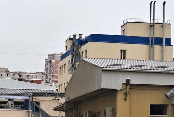    Здание, где была повреждена крыша, у места взрыва в районе улицы Морской в Краснодаре