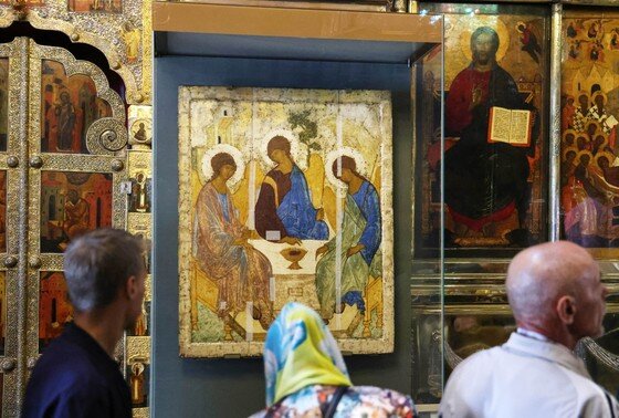    Верующие около иконы Андрея Рублева «Троица»