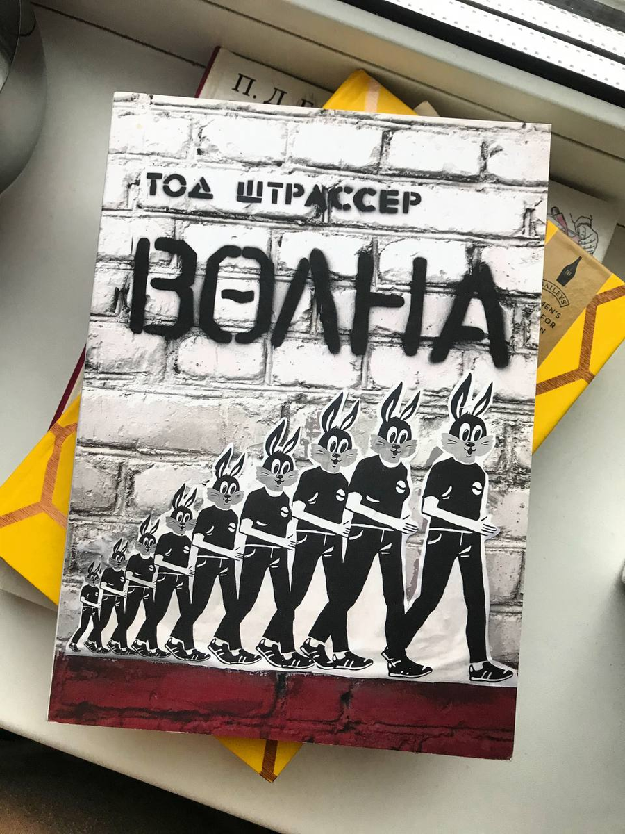 Обложка хоть и не твердая, но очень приятная на ощупь. 