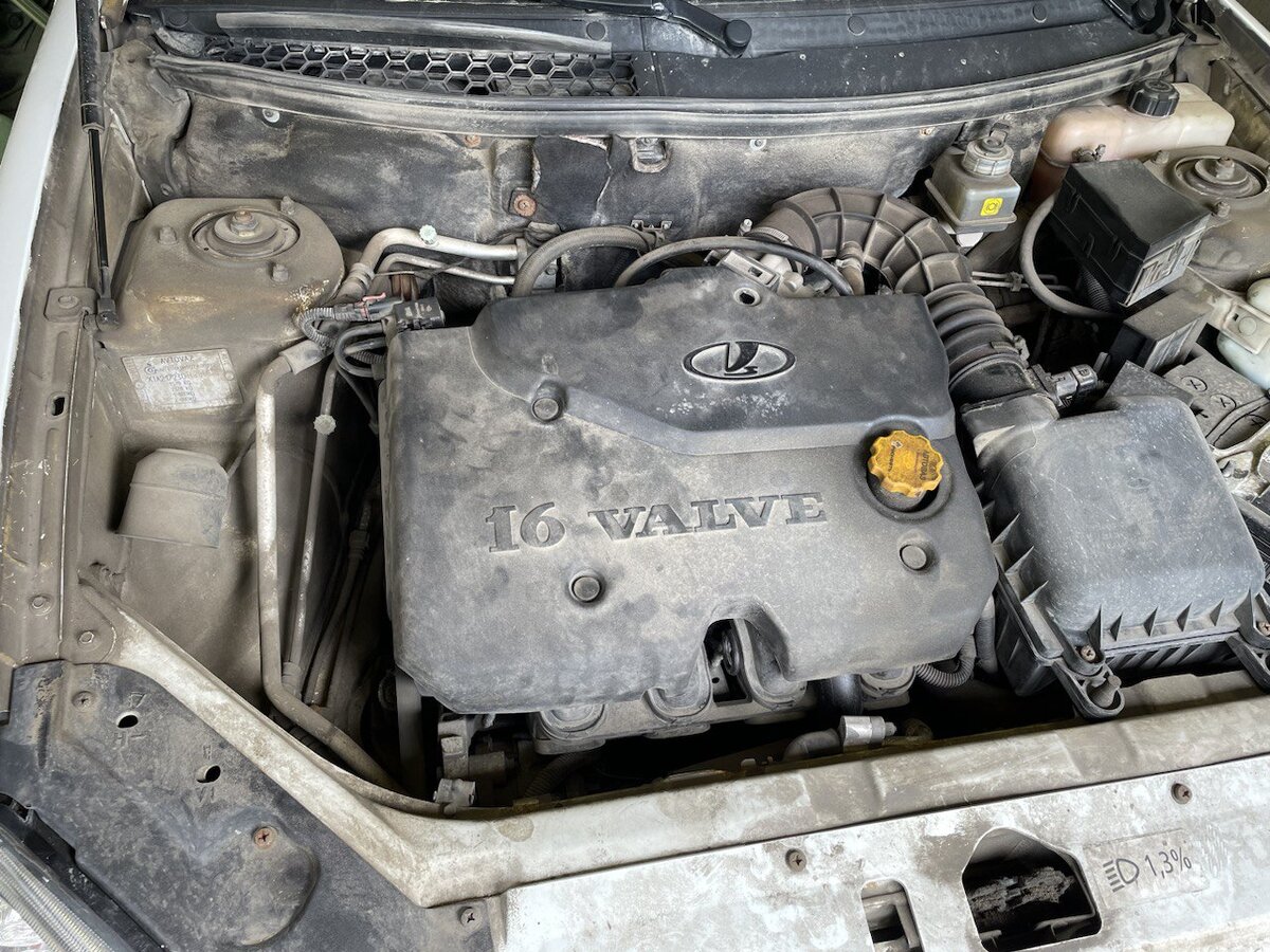 Верхняя крышка, снимается путем сдергивания её на себя!