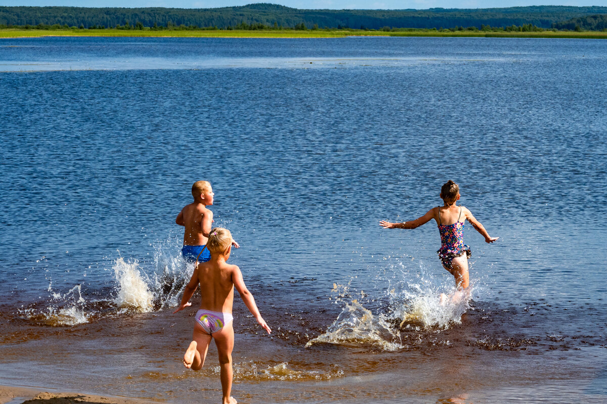 Август можно ли купаться. Август купаться. Купание в августе. Купаются ли в Байкале. Люди которые купаются.