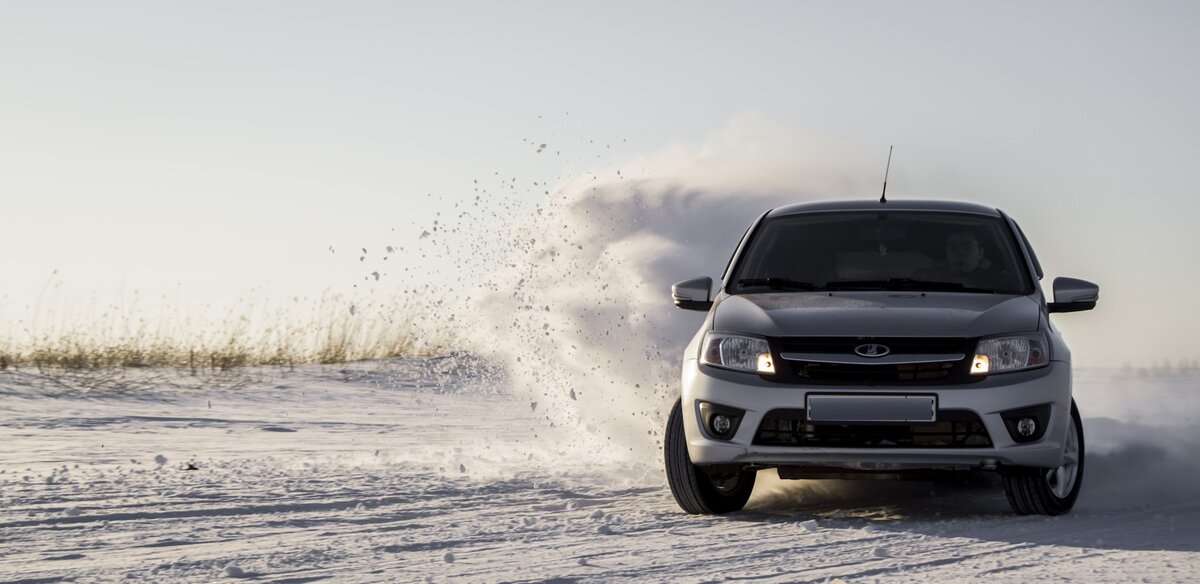 Переднеприводный автомобиль. Гранта в снегу.