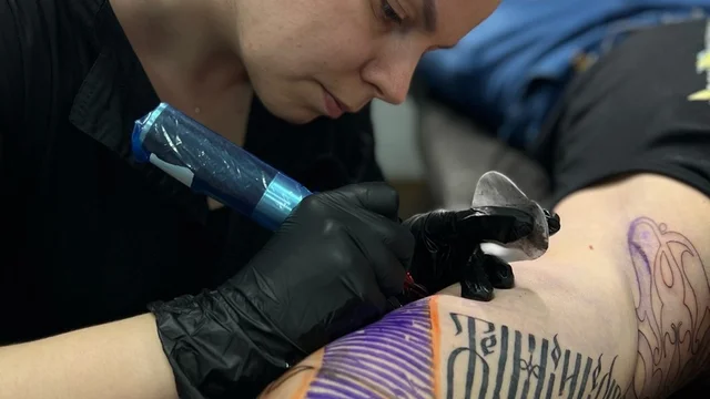 paraskevat.ru | Девушке делают интимную татуировку. Для взрослых