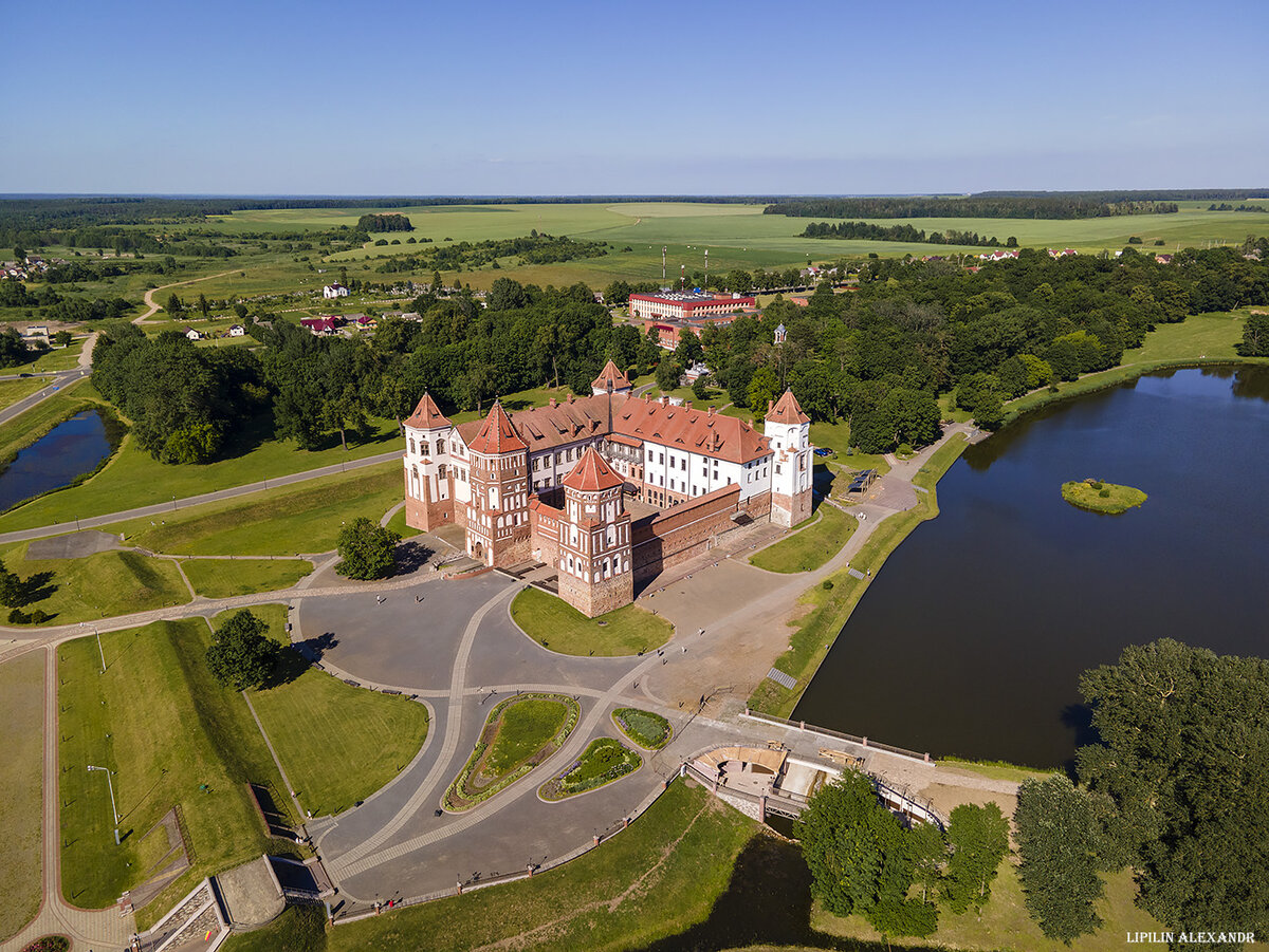 Продолжим знакомство с Мирским замком. 