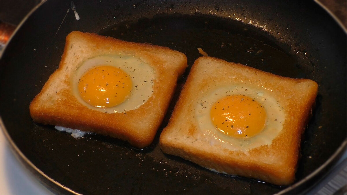 Тостовый хлеб с яйцом на сковороде. Яичница в тостовом хлебе на сковороде. Завтрак яйцо в хлебе на сковороде. Глазунья в хлебе на сковороде. Бутерброд с яичницей на сковороде.