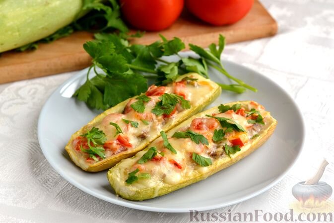кабачки, фарш куриный, шампиньоны, помидоры, лук репчатый, майонез, сыр твёрдый, соль, перец чёрный молотый, зелень