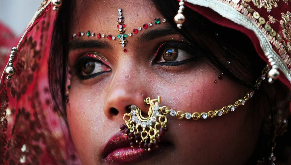 В Индии в начале года на большой свадьбе случилась трагедия – умерла от сердечного приступа невеста. Но это же не повод отменять свадьбу, раз все уже оплачено? Так сказал отец невесты.