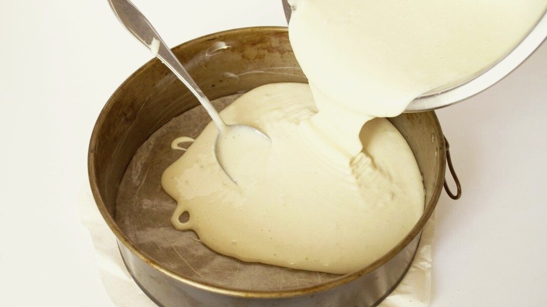 Распределю тесто равномерно по всей площади дна. 