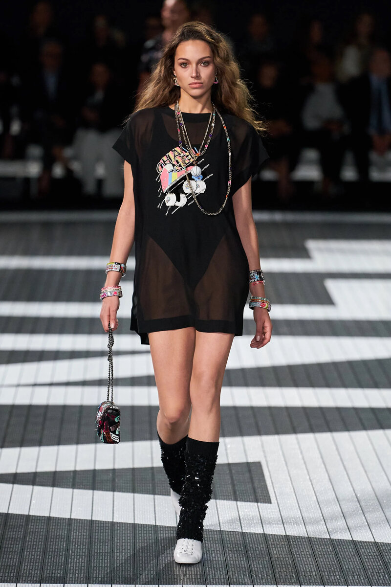 Коллекция шанель 2024. Коллекция шанель 2024. Chanel 2024. Показ шанель круизная коллекция 2023. Цветная коллекция шанель.