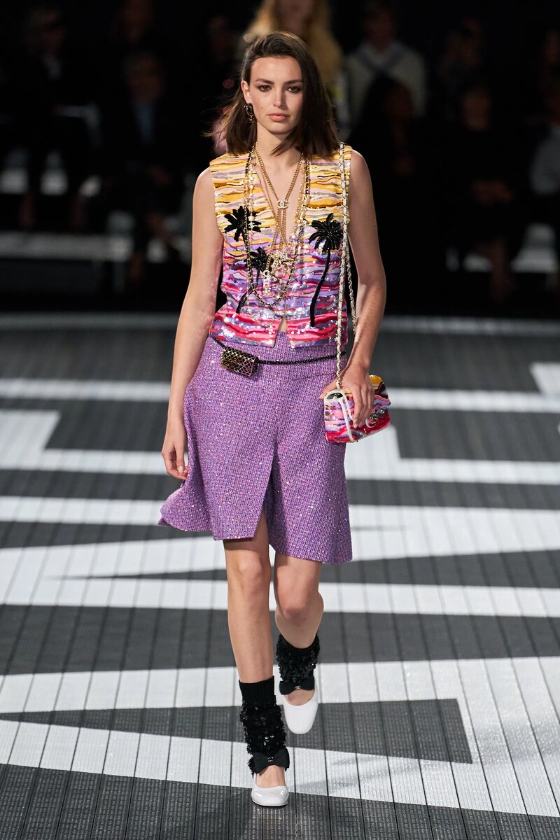 Коллекция chanel resort 2024. Модели с модных показов. Модные коллекции в стиле птиц. Баленсиага показ 2023. Коллекция шанель 2024.