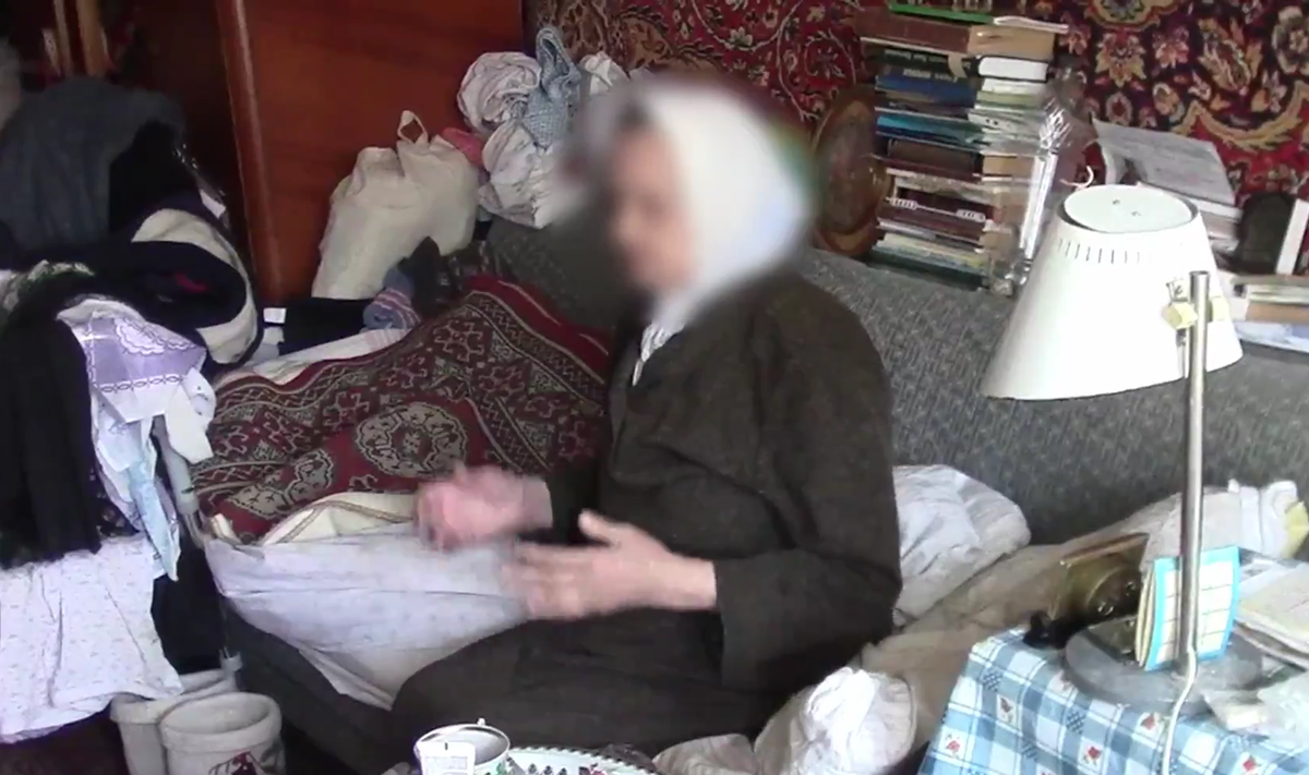 "Я никогда так не делала" - пожилая женщина призналась, что мошенники ее застали врасплох.  Фото - скриншот видео ГУ МВД по Нижегородской области. 