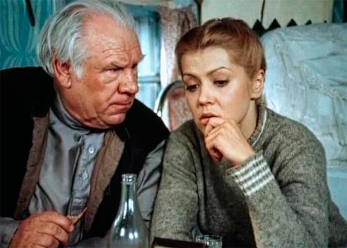 2 июня 1982 года по первой программе ЦТ впервые начали показывать драму «Долгая дорога в дюнах». Семь пронзительных серий режиссера Алоиза Бренча о любви Артура и Марты.-7