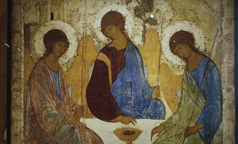    Икону "Святая Троица" Андрея Рублева впервые привезли в Троице-Сергиеву лавру. Фото: скриншот видео из YouTube-канала Третьяковской Галереи