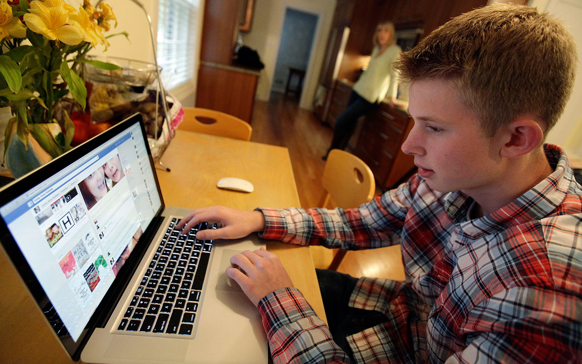 Социальный ролик социальные сети. Школьник за компом. Подросток за компьютером. Подросток сидит в интернете. Компьютер для школьника.