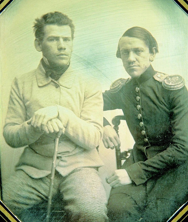 Слева Лев Толстой, который ещё не стал вегетарианцем. 1850-е годы. Источник: wikipedia.org