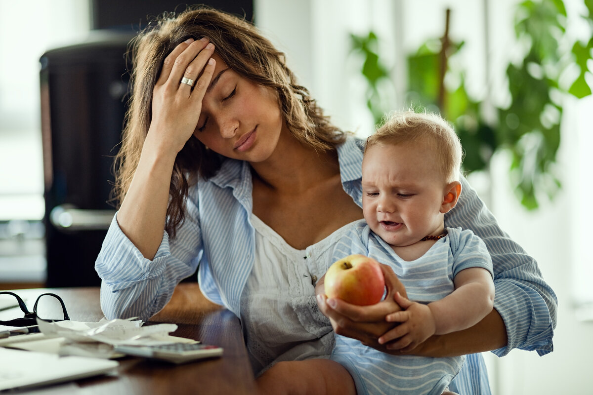 Фото с "https://ru.freepik.com/free-photo/young-mother-feeling-exhausted-while-being-with-her-baby-and-working-at-home_25629898.htm#query=%D0%B3%D1%80%D1%83%D1%81%D1%82%D0%BD%D0%B0%D1%8F%20%D0%BC%D0%B0%D0%BC%D0%B0&position=13&from_view=keyword&track=ais">Изображение от Drazen Zigic</a> на Freepik 