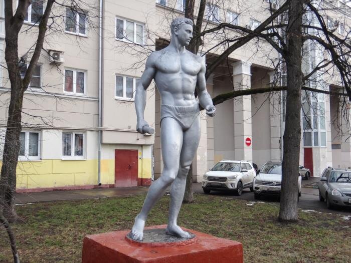 Памятник спортсменам. Памятник Атлет Дзержинск. Скульптура спортсмена. Статуя спортсмена. Памятник атлету.