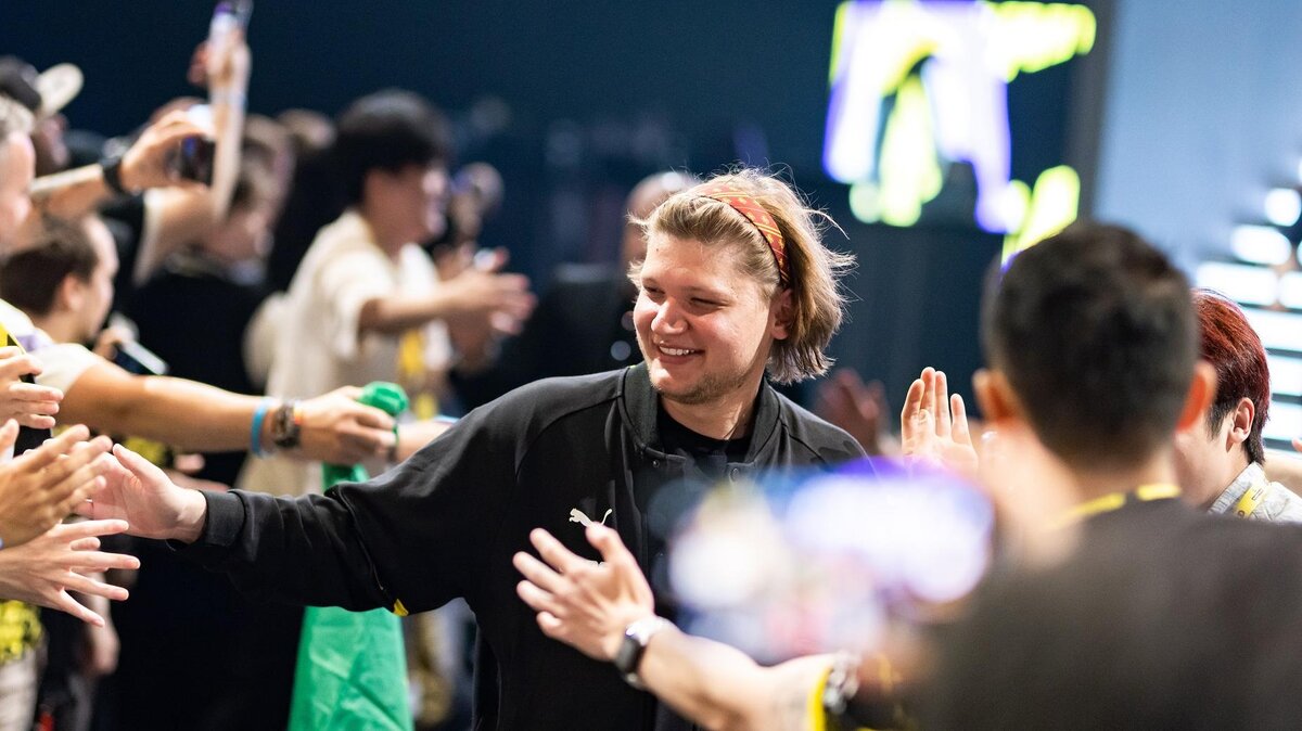     Александр s1mple Костылев