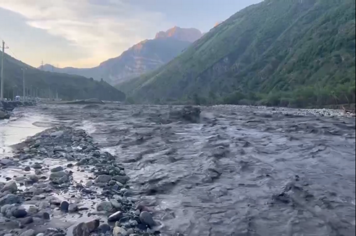    Полицейский спас девушку с ребёнком из утонувшей машины в Осетии