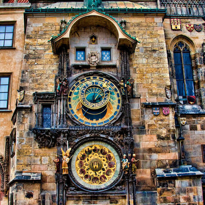 Однажды пришёл в город неизвестный старый часовщик и предложил сделать часы, которых нет больше нигде в мире. Мэр согласился, и старик действительно изготовил механизм, которой поразил всех горожан. Тогда у мастера спросили, сможет ли он изготовить часы лучше, чем эти. В ответ он сказал, что, конечно, может. Мэра города это не устраивало. Он хотел, чтобы только у него было такое чудо, поэтому приказал ослепить старика.  Прошло много времени, и слепой дряхлый старик попросил своего подмастерья проводить его к часовому механизму. Подойдя к самой сложной части в часах, он одним движением испортил в ней что-то: шестерни хаотично закрутились, скульптура Смерти стала звонить, не переставая, в колокол, а потом и часы остановились. В тот самый момент, когда это произошло, мастер Гануш бросился вниз с башни.
Короче жуть...