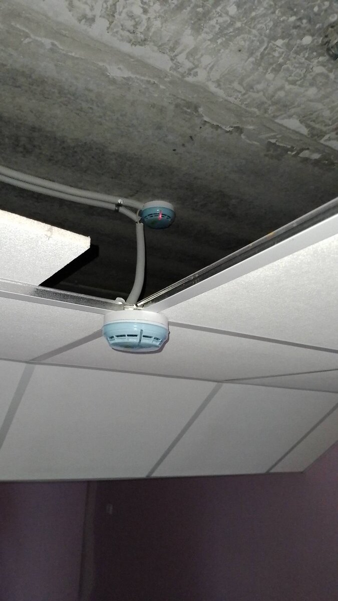 пожарные извещатели на потолке и за потолочным пространством