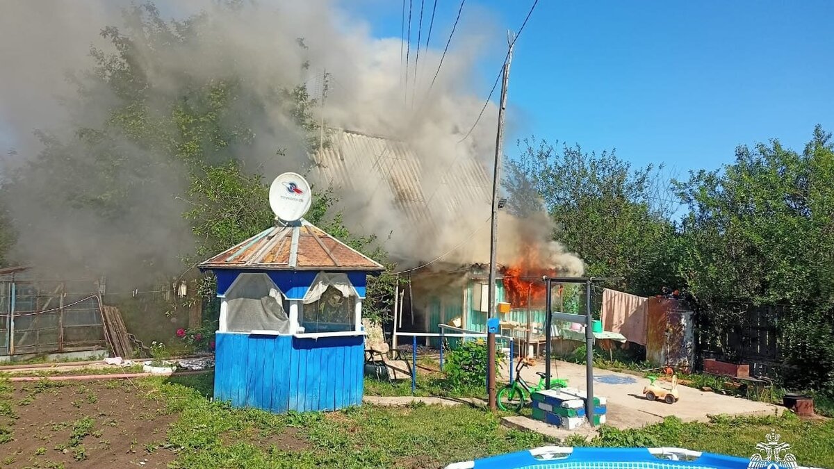     Пожар в доме на садовом участке в в СНТ Венеция города Нефтекамск произошел ранее сегодня. На место прибыли силы и средства МЧС России и другие экстренные службы. Открытое горение на площади 40 кв. м. удалось ликвидировать в течение 20 минут, сообщает пресс-служба МЧС по РБ.