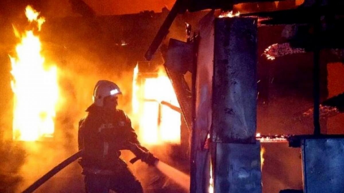    В Саратове два пожарных расчета тушили горевшую пятиэтажку на 2-й СадовойНовости Саратова и области – Сетевое издание «Репортер64»