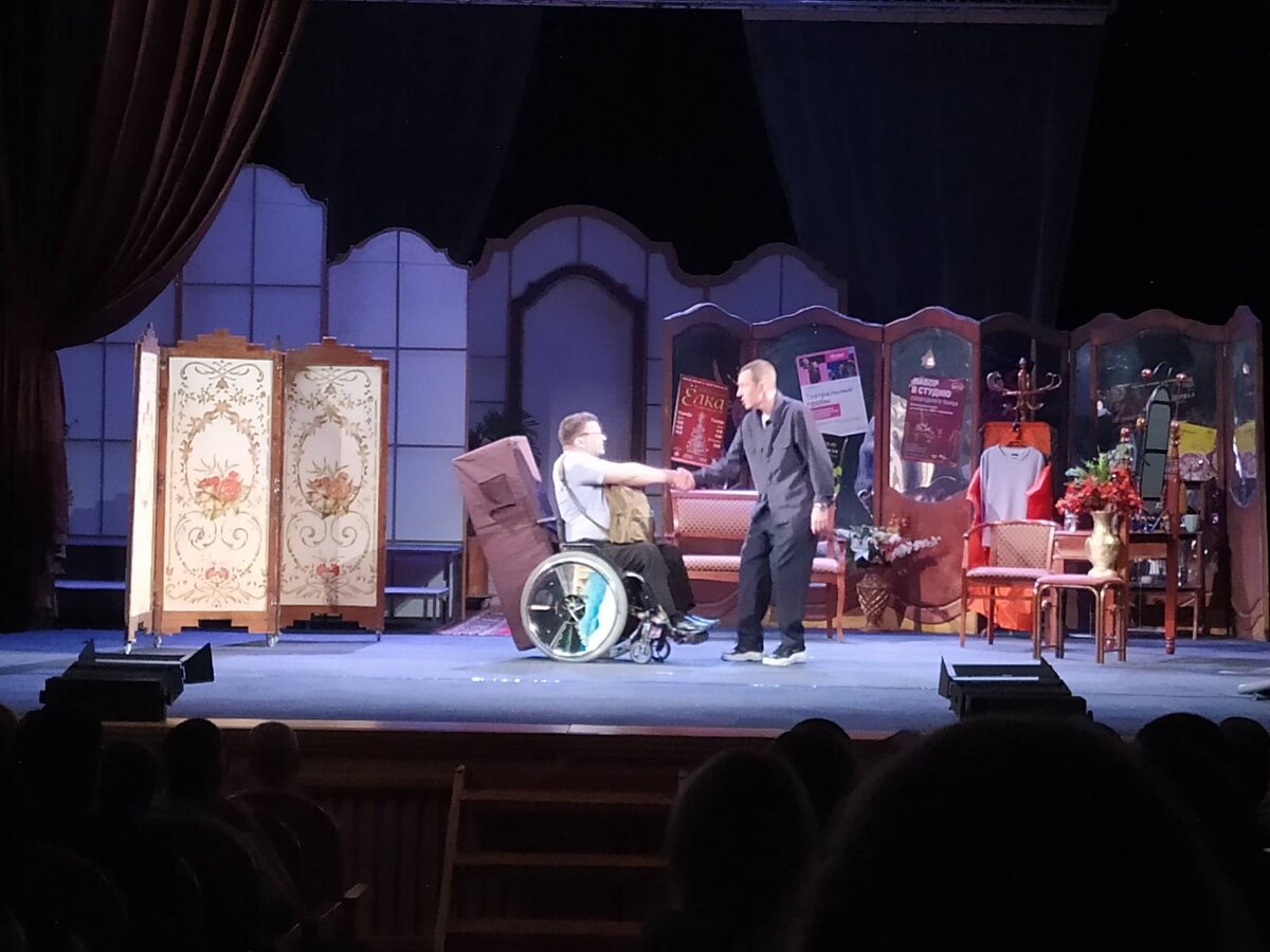 И. Верник знакомится с артистами провинциального театра