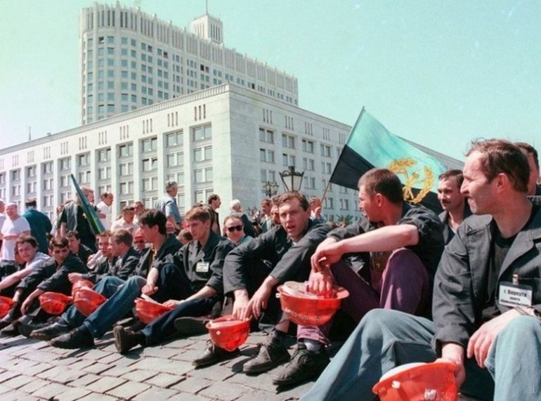 В мае 1998 шахтеры из разных уголков России приехали в Москву. Состоялся пикет у дома правительства РФ.