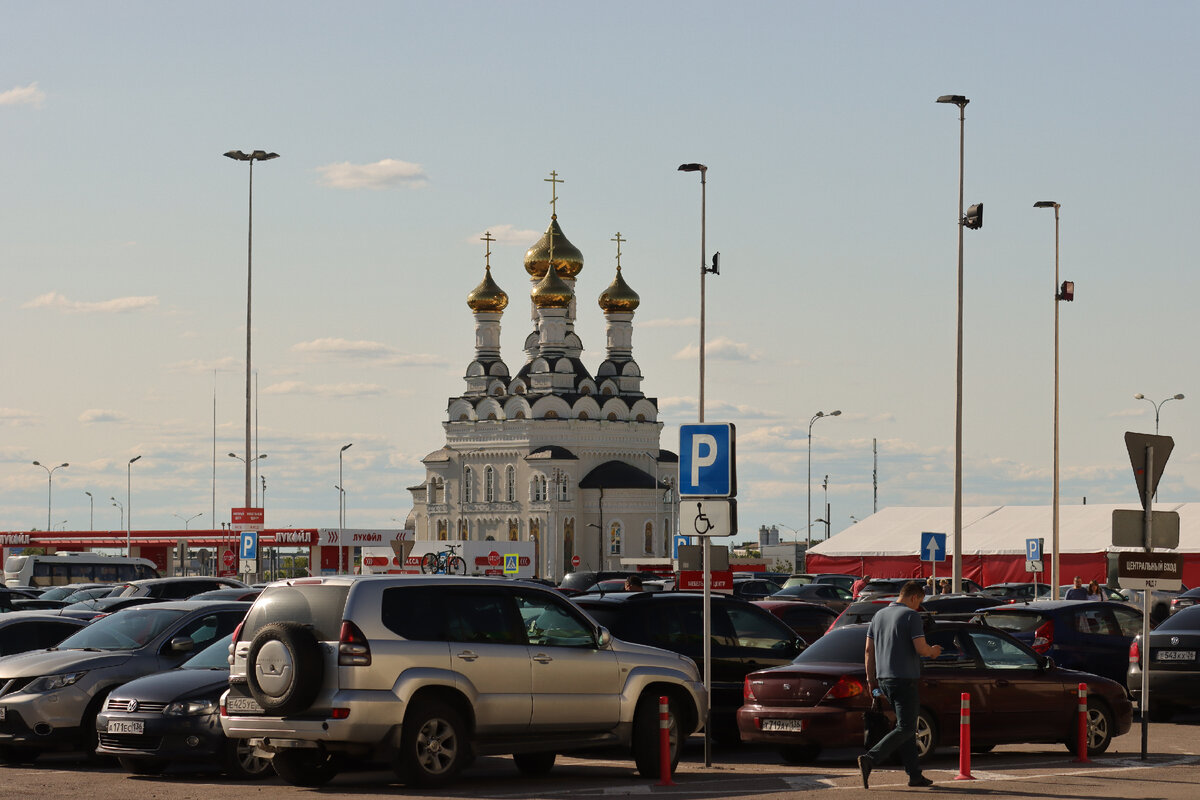 Просто парковка перед ТЦ