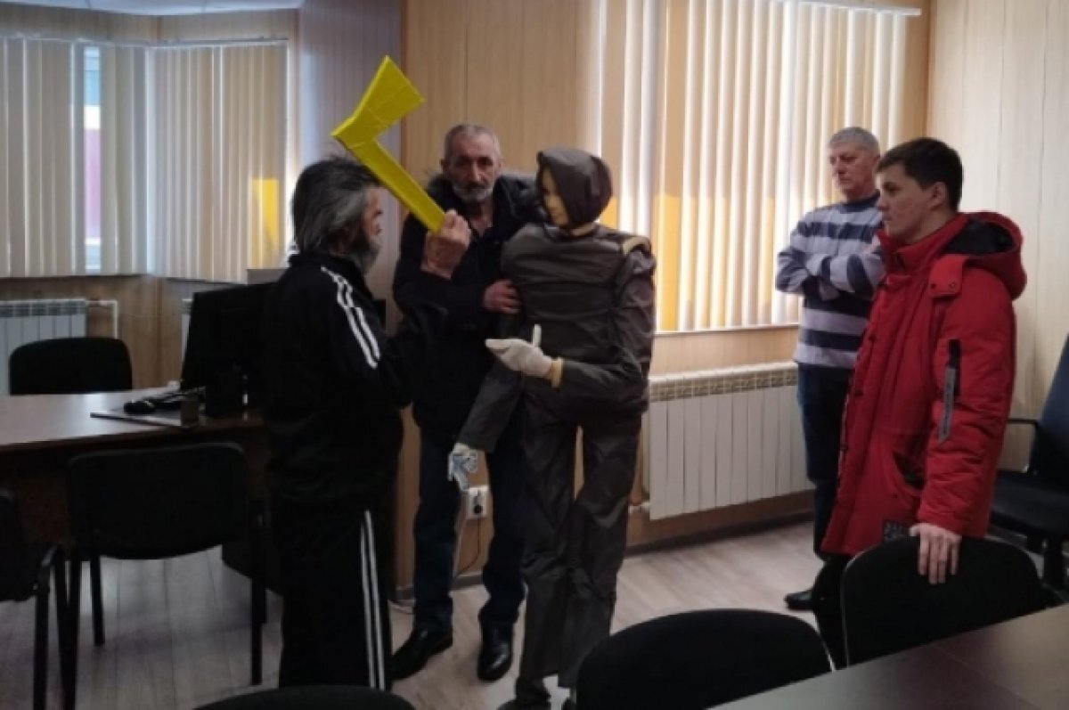    Задержанный показывает, как убил сожительницу 24 года назад.