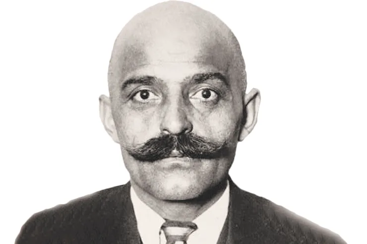 Вот такой человек был. Усы, взгляд, лысина – сразу видно: мистик!