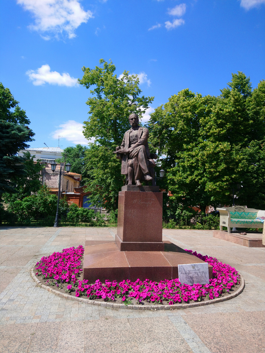 Памятник Гончарову И. А. 