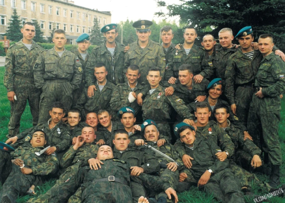 Теплинский в верхнем ряду по центру 1995 год